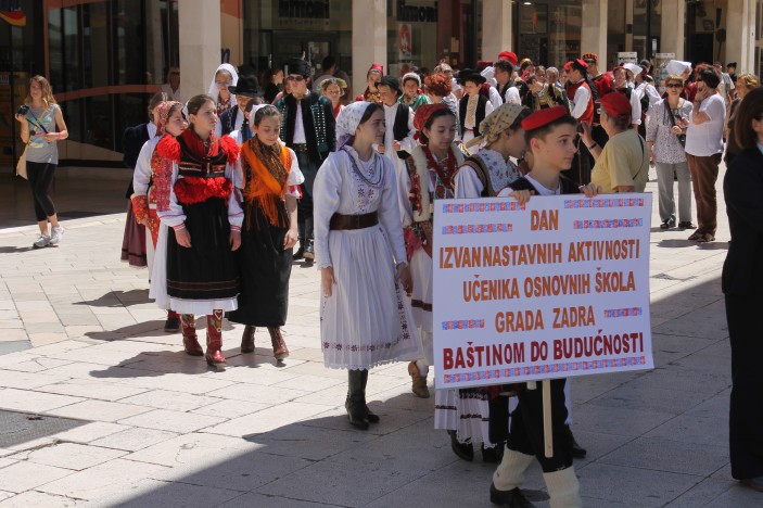 Učenici u narodnim nošnjama na ulicama i trgovima Grada Zadra