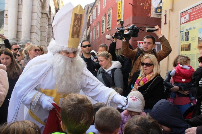 Sveti Nikola razveselio najmlađe