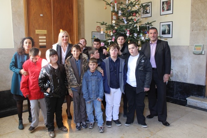 Učenici OŠ "Voštarnica" okitili bor i posjetili gradonačelnika