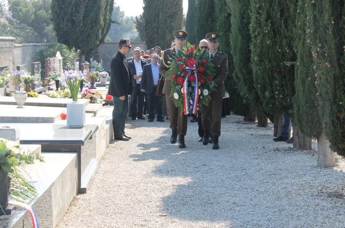 Položeni vijenci na grobu bojnika Nenada Mataka