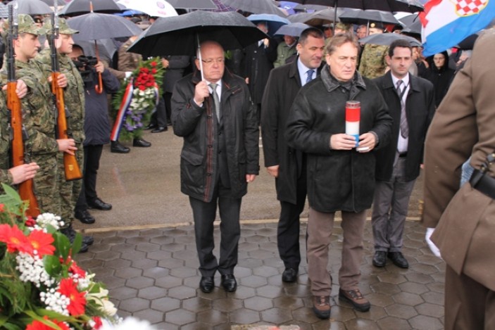 Položeni vijenci na spomen obilježja poginulim braniteljima u Kašiću i Islamu Latinskom