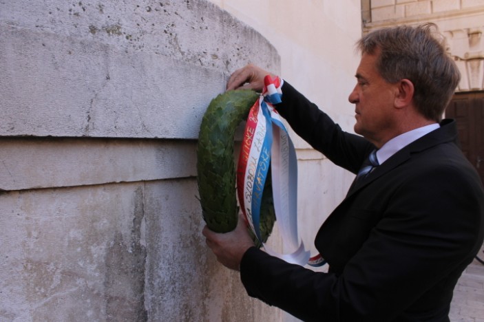 Gradonačelnik položio lovorov vijenac na Narodnom trgu