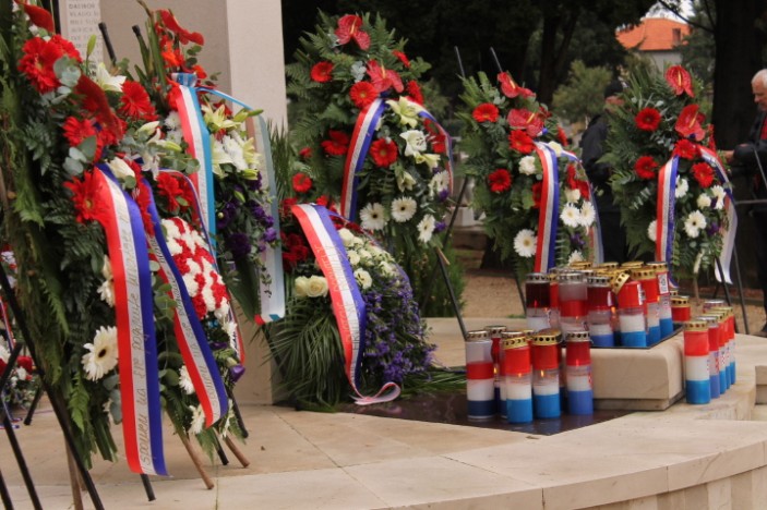 Vijenci i svijeće za poginule za neovisnost Hrvatske