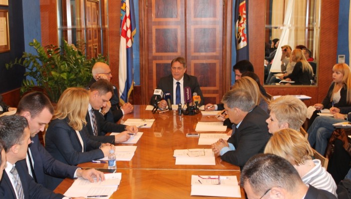 Rekonstrukcija rasvjete u perivoju Vladimira Nazora i Kraljice Jelene, osnivanje Centra izvrsnosti za fiziku, nastavak sufinanciranja dežurstava pedijatara vikendima i blagdanima...