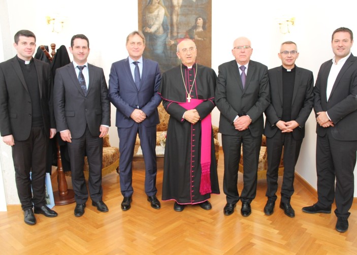 Prebožićni susret zadarskog gradonačelnika Božidara Kalmete i zadarskog nadbiskupa mons. dr. Želimira Puljića.