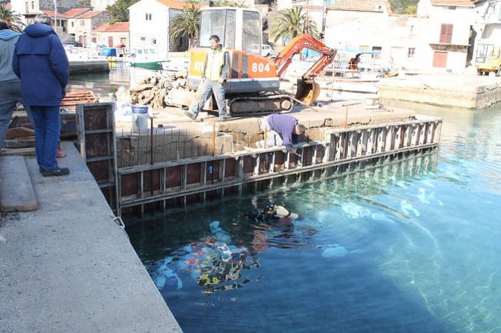 Početak radova na sanaciji dijela obale u luci Mali Iž-Komoševa