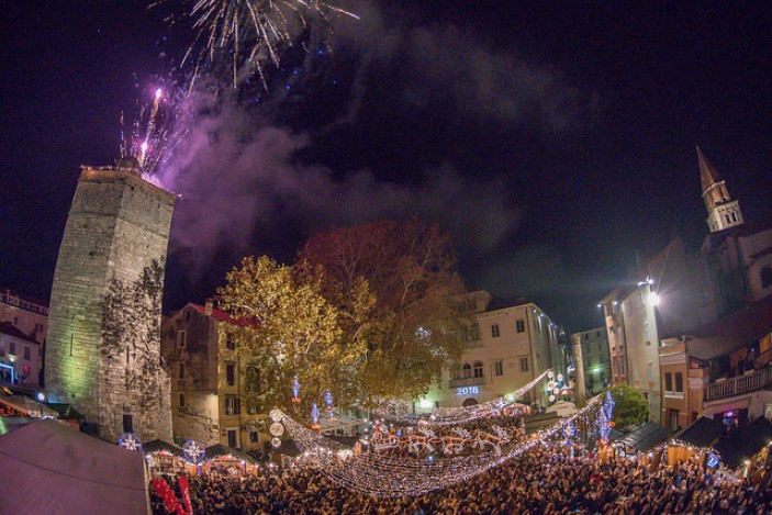 10.000 Zadrana uživalo u spektaklu otvaranja Adventa, vatrometu i koncertu Ivana Zaka