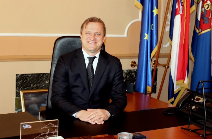 Novogodišnja čestitka gradonačelnika Branka Dukića