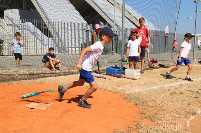 Dvadesetak osnovnoškolaca na Višnjiku uči softball