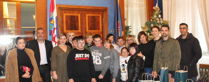 Djeca škole Voštarnica okitila jelku