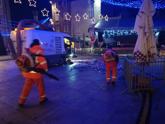 Djelatnici Čistoće očistili gradske ulice nakon novogodišnjeg slavlja