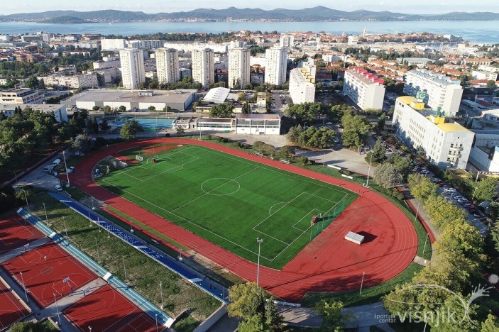 Novi, umjetni, travnjak na velikom nogometnom igralištu na Višnjiku!