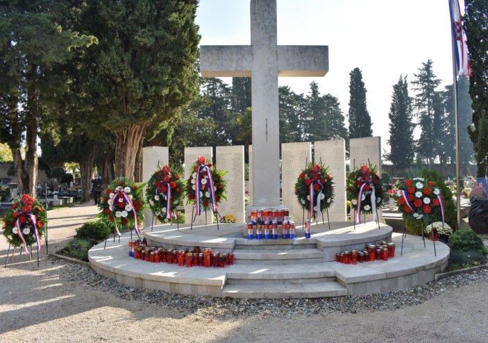 Povodom Svih svetih odana počast kod Središnjeg križa