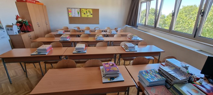 Udžbenici i radne bilježnice na školskim klupama već čekaju učenike