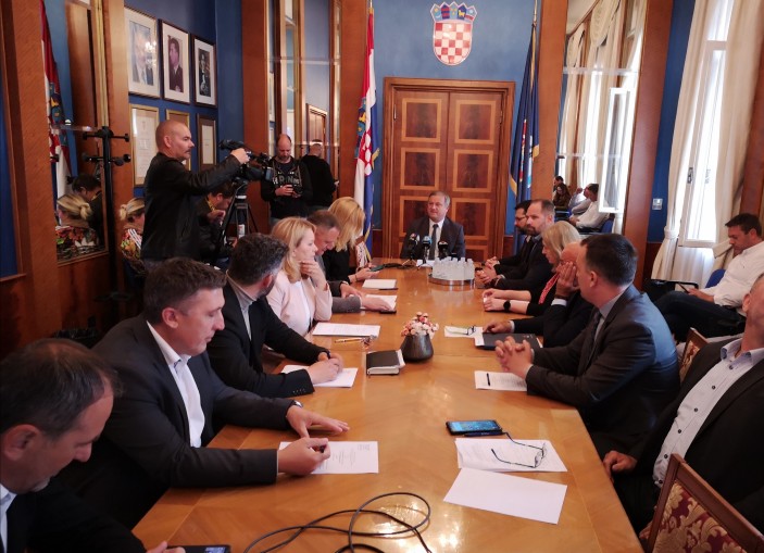 Na javnom kolegiju gradonačelnika o izvješću o radu gradonačelnika, prednostima upisa u dječje vrtiće, Liburniji, TŠC, HAK-u...