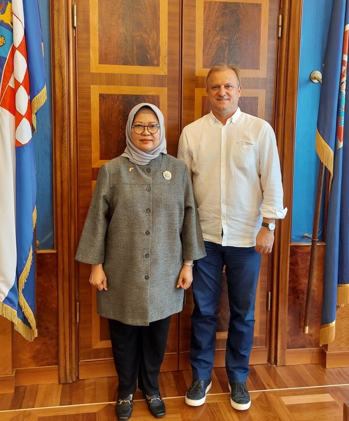 Izvanredna i opunomoćena veleposlanica Republike Indonezije u Republici Hrvatskoj, Nj.E.  Suwartini Wirta u nastupnom posjetu gradonačelniku Zadra